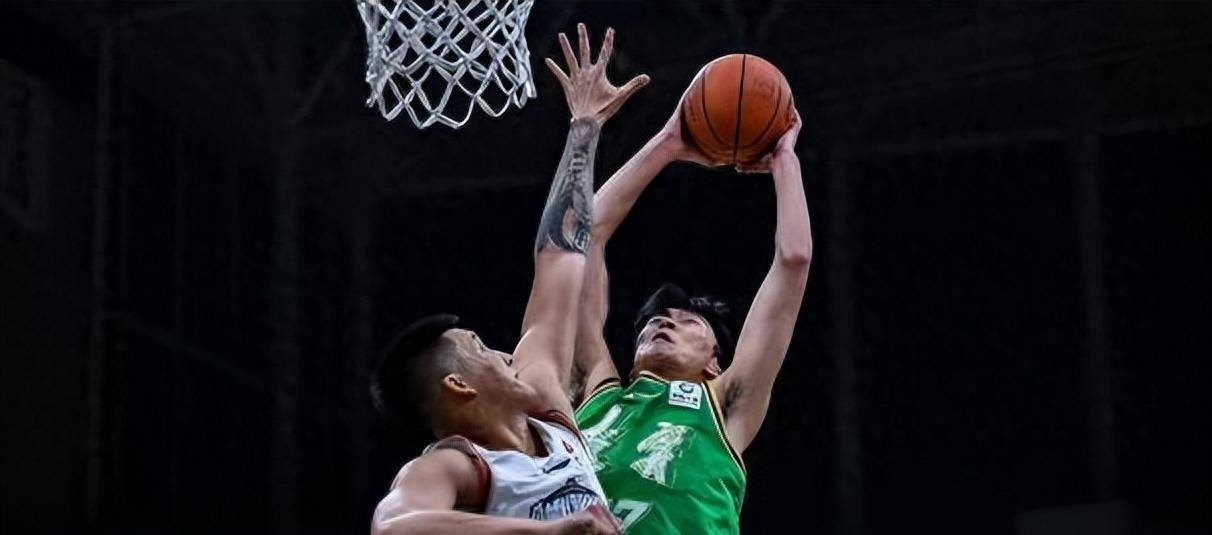 b体育 官网-四川男篮主场比赛失利，球员面临压力挑战的简单介绍