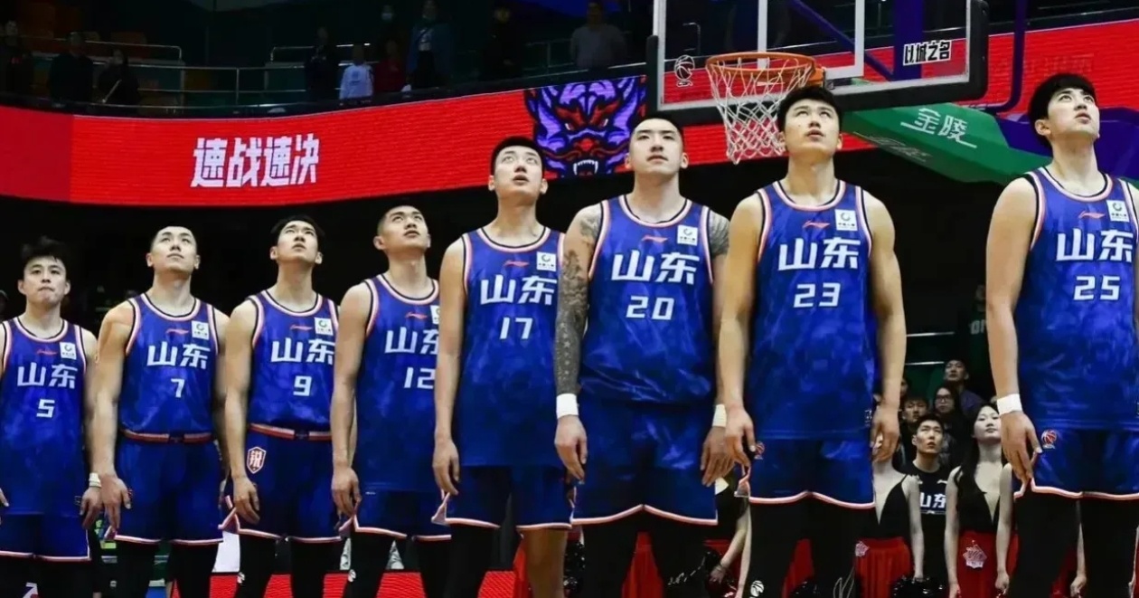 关于福建男篮挑战青岛队，全队备战紧张关键的信息