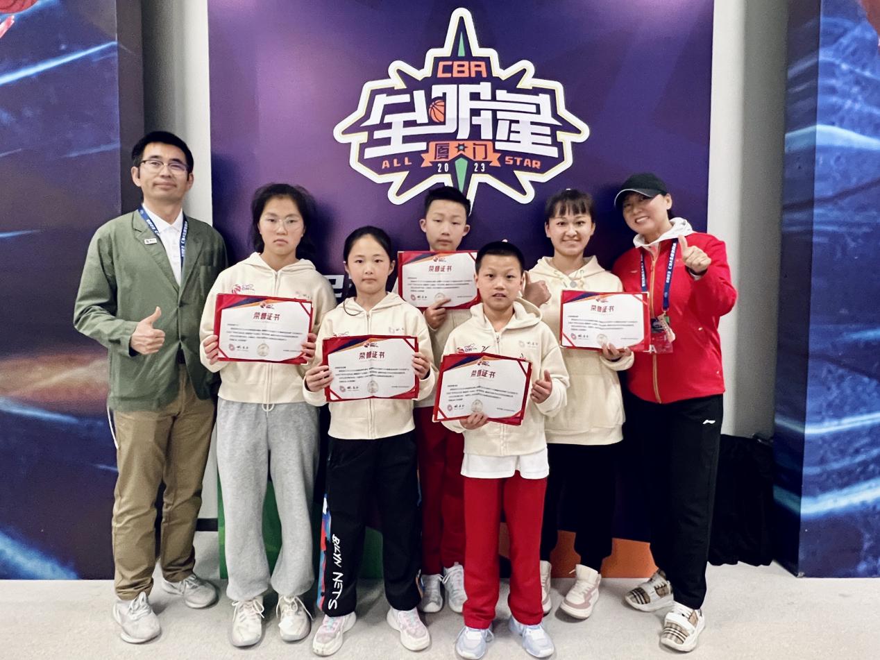 B体育-篮球明星前往当地学校开展公益活动(篮球比赛明星)
