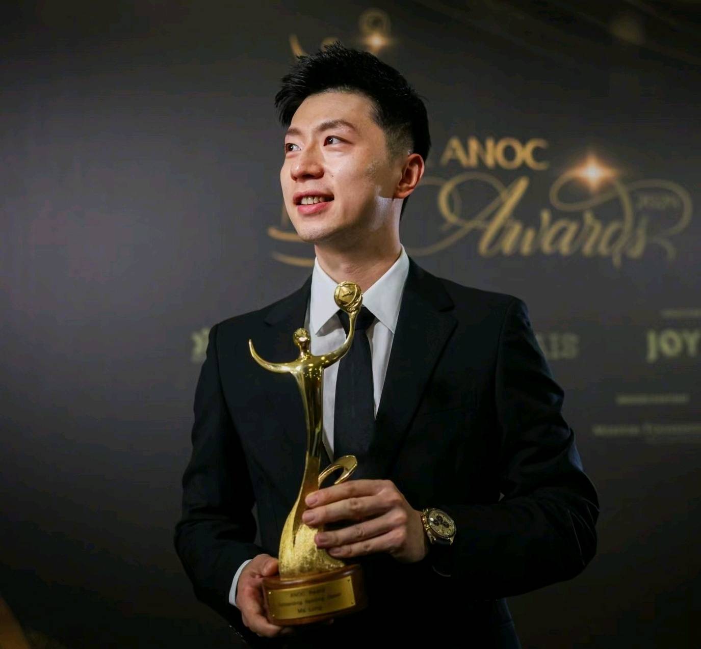 马龙流利英语仍进修！被偶遇学私教课，孙颖莎晒学士照，樊振东闭关一月