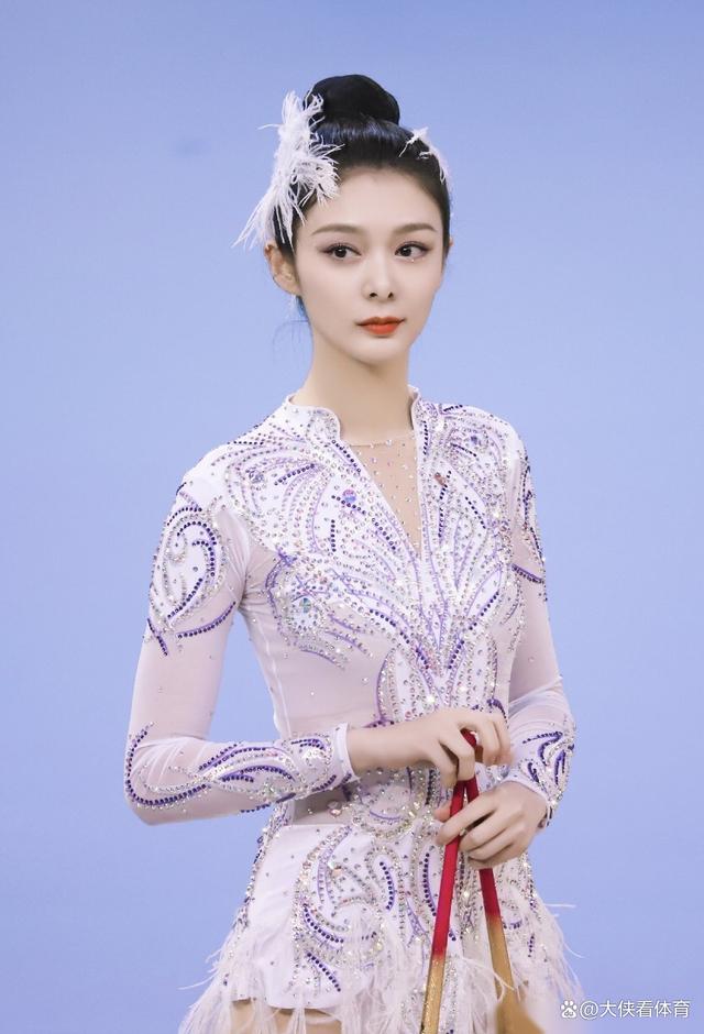 体操高手惊艳亮相，完美演绎金牌之路的简单介绍