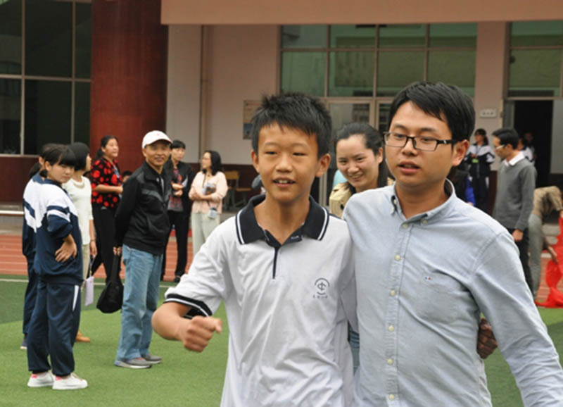 同心协力！运动员团队合作，共享成功果实